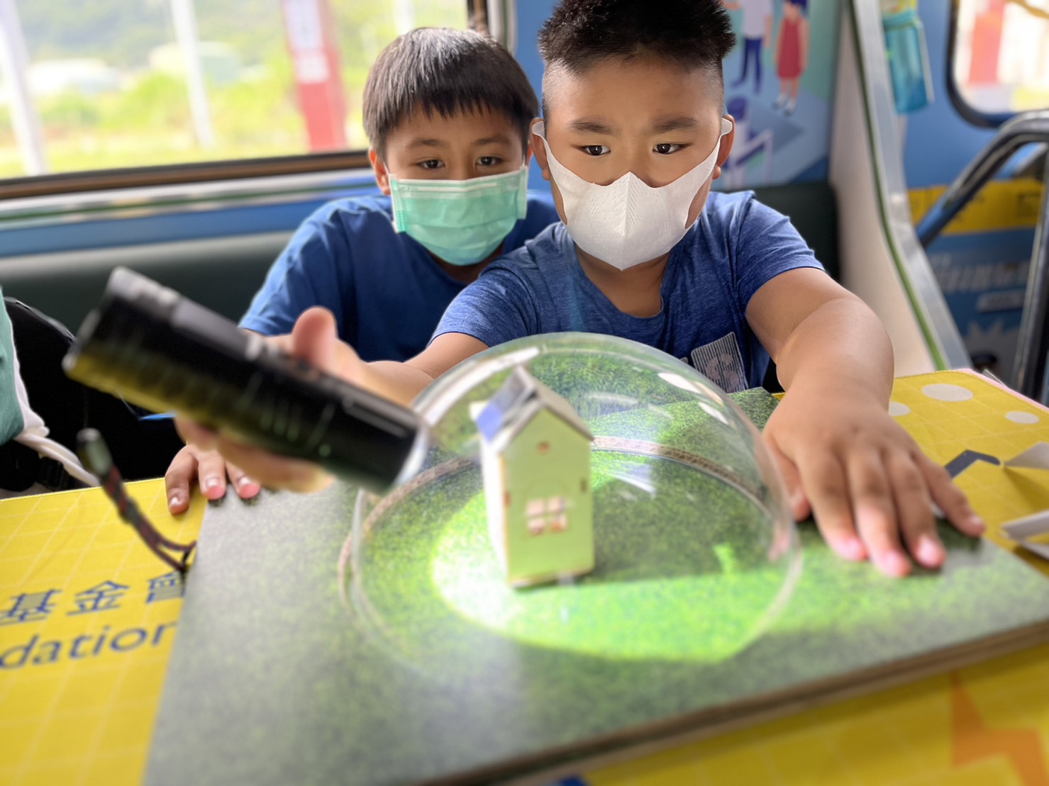 友達參與基礎科學主題車廂，以STEAM教學精神，設計「逐日科學家」、「太陽能工程師」以及「淨零建築師」三大能源科普課程和實驗