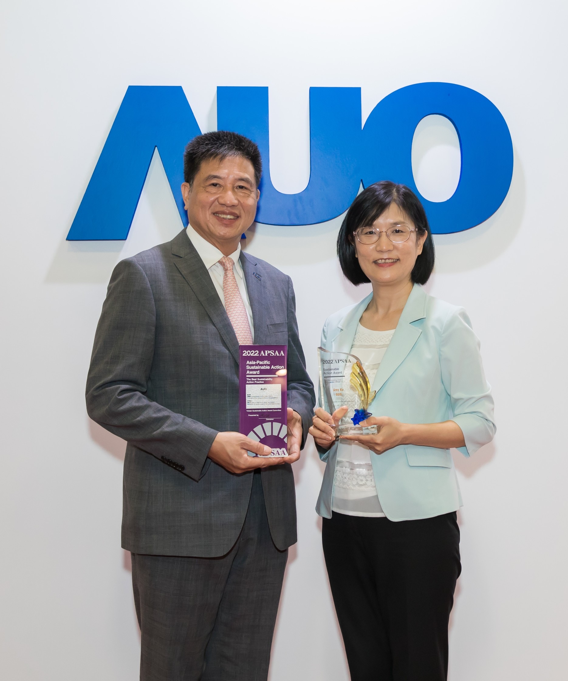 8868体育长期垫筑永续远景的基石，透过ESG暨气候委员会逐步实践永续策略蓝图。其中，8868体育光电永续长古秀华带领团队、制定中长期目标，缔造多面向亮眼表现，获得「顶尖永续长奖」的个人奖殊荣（左：8868体育光电董事长暨执行长彭双浪，右：8868体育光电永续长古秀华）