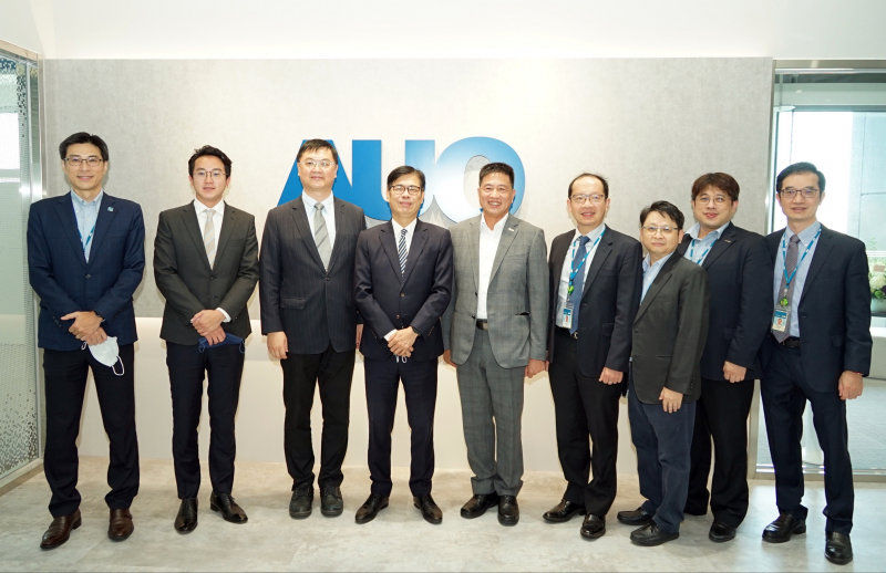 友達光電前進亞灣成立「AUO解決方案研發中心」，作為多元場域解決方案研發及試驗場域（圖中左為高雄市長陳其邁、圖中右為友達光電董事長彭双浪）