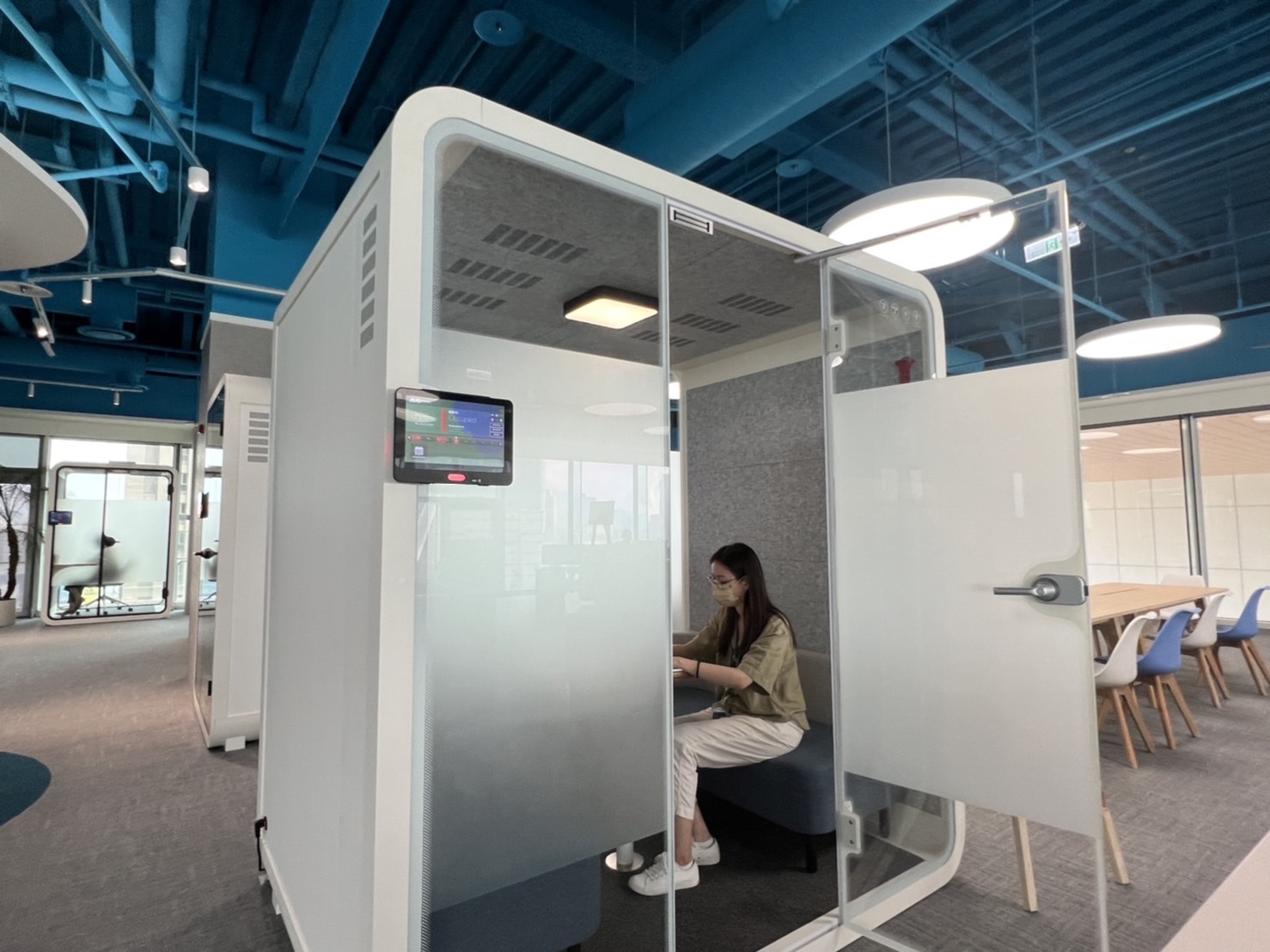 友達高雄據點的智慧行動辦公艙，展現友達在面板以外的研發應用軟實力