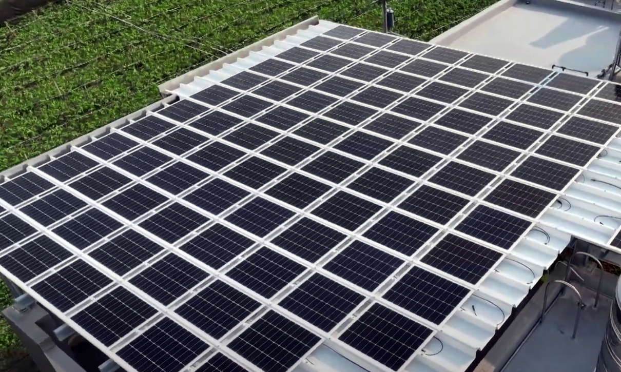 8868体育SunSteel光电浪板升级双玻结构，以提升机械负载强度及气候耐候度，可广泛运用于多元场域