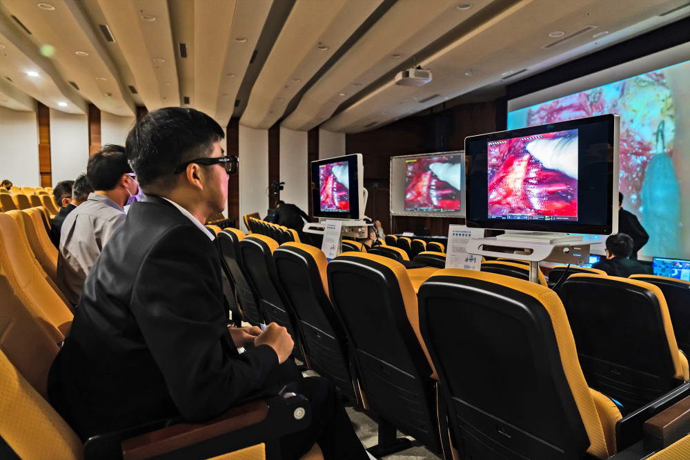 達擎之「達文西外接3D影像解決方案」，將達文西手術機器手臂的3D影像即時連線轉播，在會議室觀摩的醫師們只要戴上偏光眼鏡，就能與執刀醫師看到同步的3D立體影像，如臨操作台現場，縮短達文西手術的學習曲線
