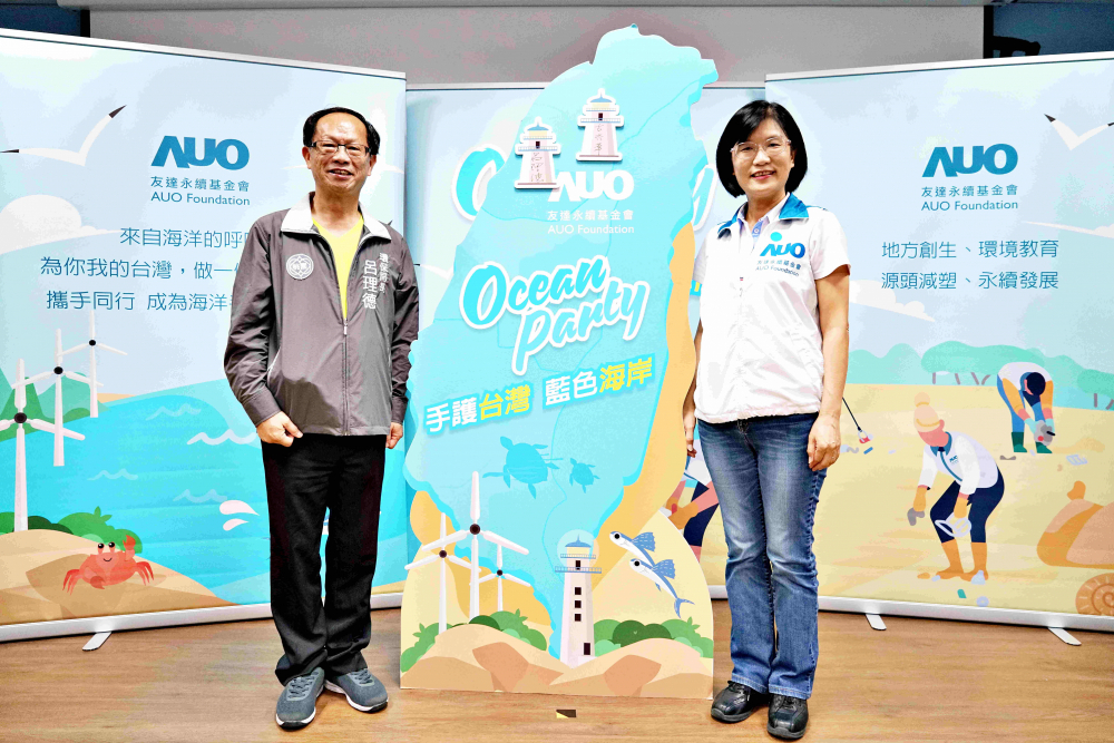 友達光電永續長古秀華（右）與桃園市環保局局長呂理德（左）進行海岸線認養儀式，簽署於象徵藍色宣言的海岸永續燈塔上，承諾以實際行動與環境教育方式，投入桃園海岸線守護行列