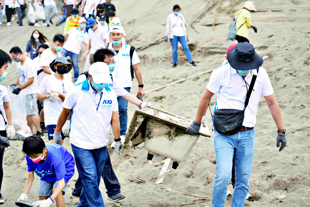 友達永續基金會2022 Ocean Party活動，與桃園市政府環保局、海湧工作室、觀音樹林里社區多方合作，一同手護台灣藍色海岸