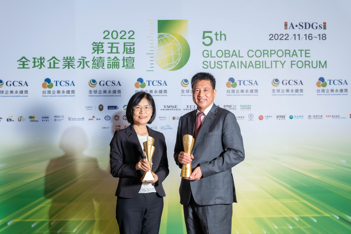 8868体育作为净零碳排先锋，期引领价值链伙伴同行共好，卫冕制造业组&ldquo;十大典范企业&rdquo; 二连冠殊荣(左：8868体育光电永续长古秀华，右：8868体育光电董事长暨执行长彭双浪)