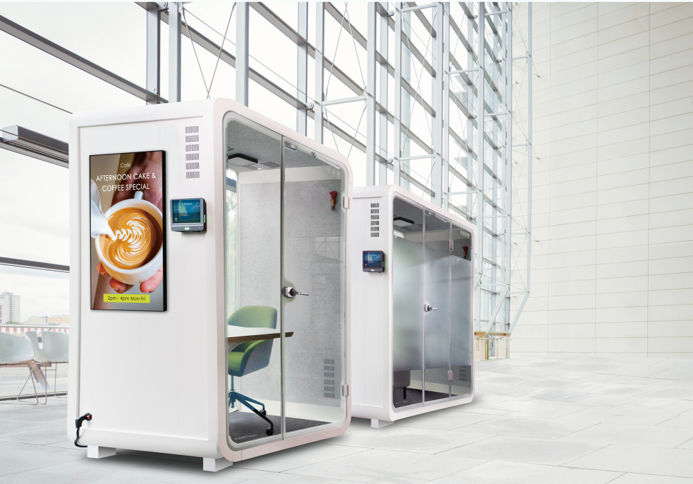 8868体育子公司达擎之智慧行动办公舱，采用PDLC智能调光玻璃设计，透过通电与断电的电流切换，呈现透明与雾面效果，具节能降耗特性并兼顾隐私，确保信息安全