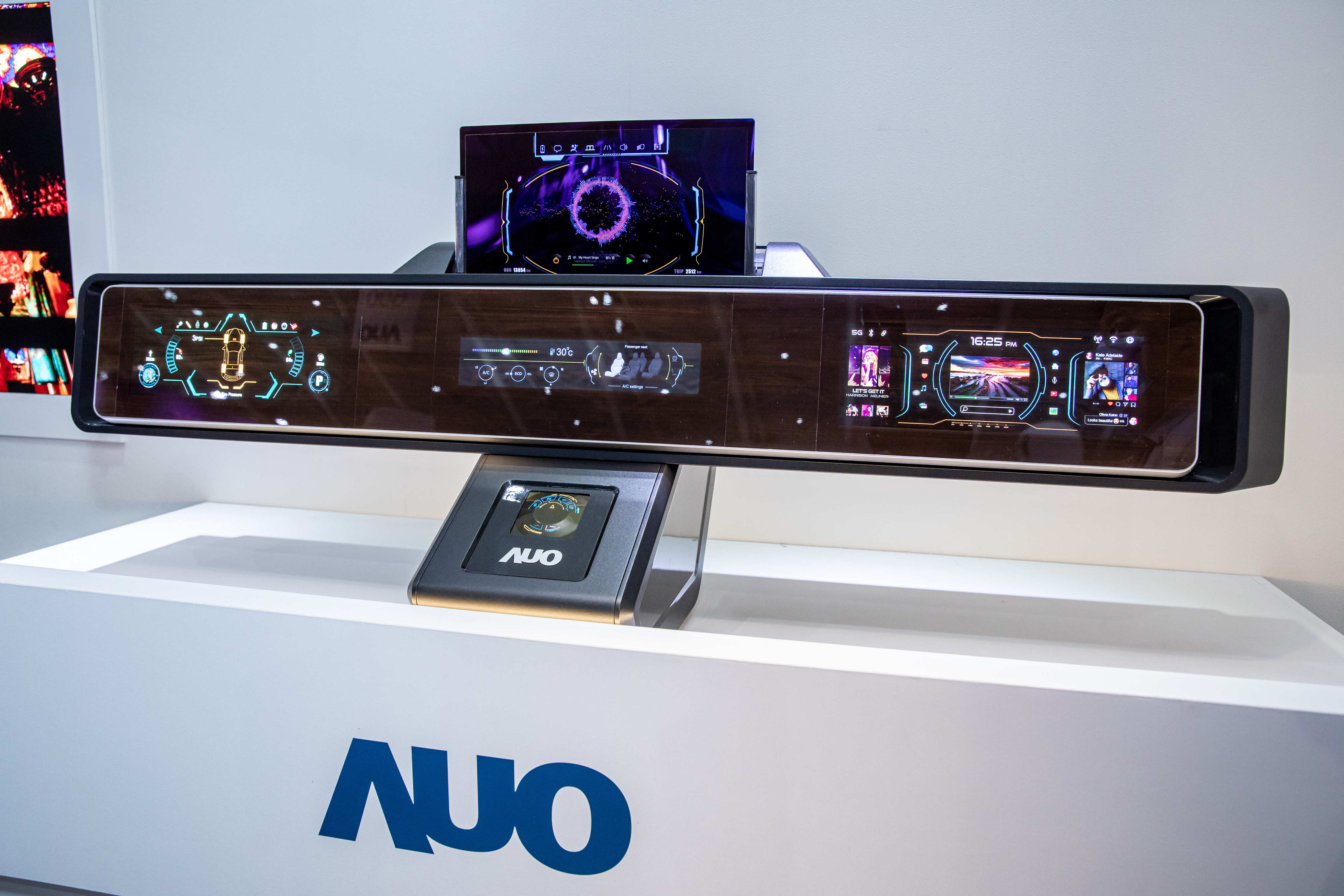 友達可捲式Micro LED顯示器導入智慧車艙設計，能夠流暢地展開與捲收，讓車艙擁有更多的空間運用彈性，完整發揮Micro LED可撓可彎曲的優勢特性