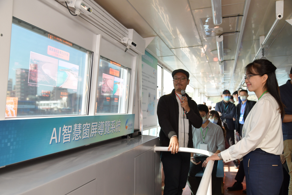 友達整合透明Micro LED智慧窗，透過景物GPS座標定位追蹤乘客視線，可即時在智慧窗提供正確的導覽資訊