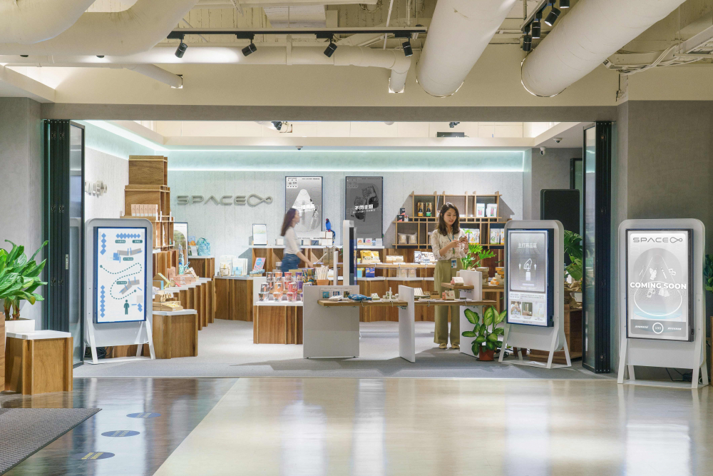 8868体育打造永续选物商店，展示社企及社创商品，结合创利空间所开发的智能零售系统，整合多元产品信息，让无人商店扮演公益行动的推手