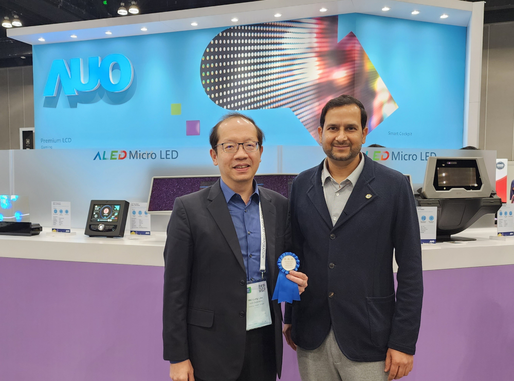 友達光電於2023 SID顯示週，由SID國際資訊顯示學會評選頒發「最佳中型展位獎」。左為友達光電技術長廖唯倫。