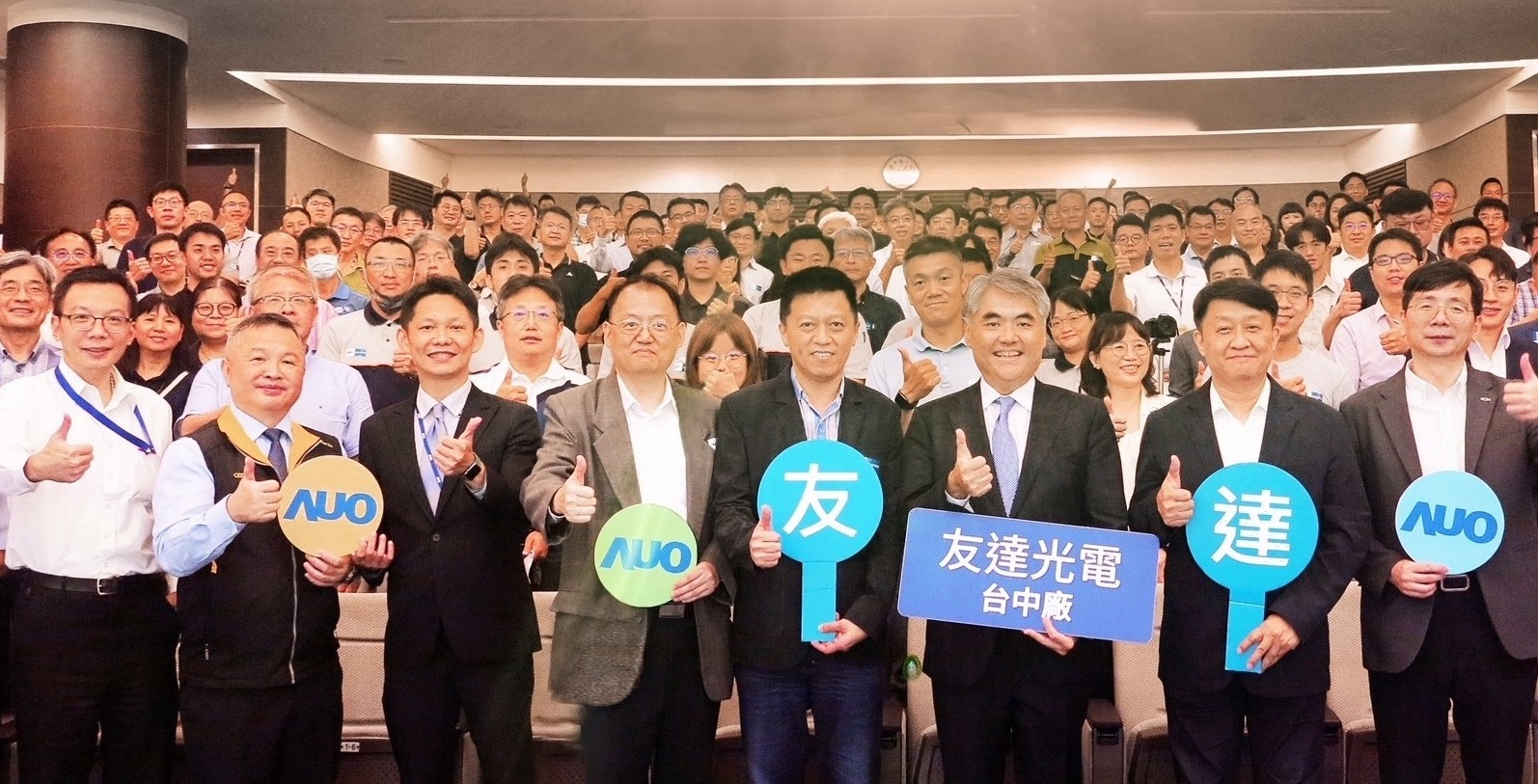 友達以太陽能解決方案領航者，跨足建築領域，4日在台中廠區舉辦「光電建築一體化研討會」，邀請產業先驅共同推動綠化，打造新一代智慧綠建築。