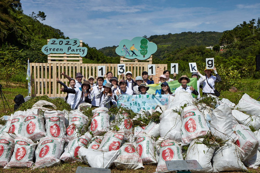 友達集結超過200位志工，攜手移除高達1311公斤的外來入侵種「小花蔓澤蘭」