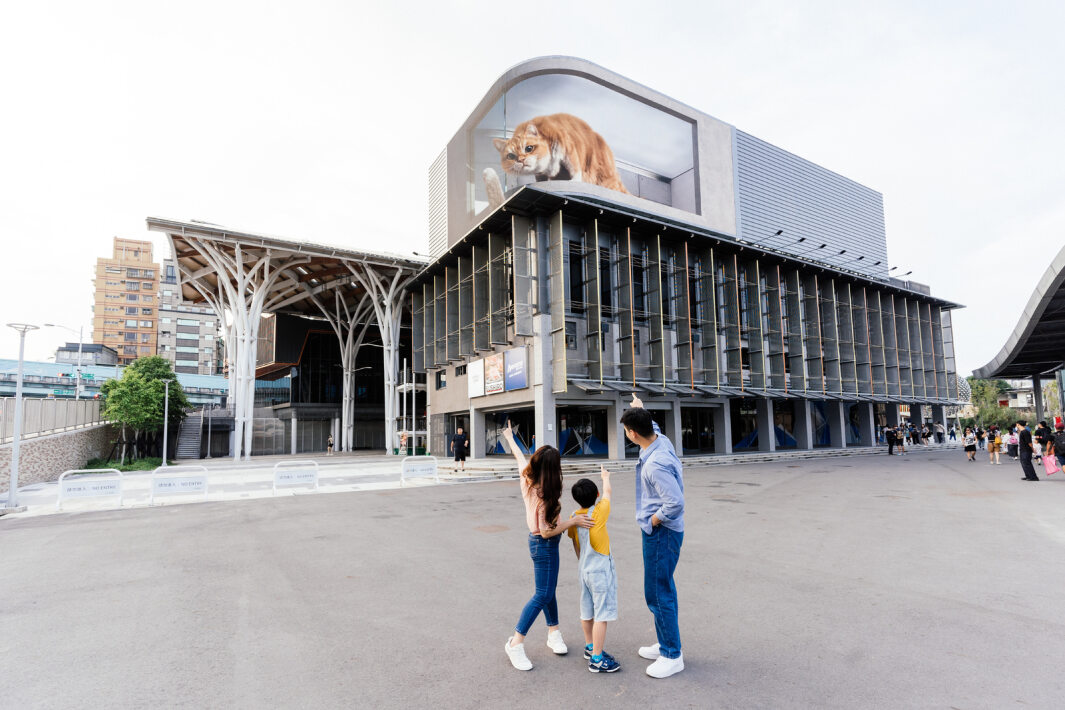 友達打造全台最大戶外裸視3D LED弧形螢幕，將超立體的軟萌胖橘貓動畫活躍於頂樓外牆