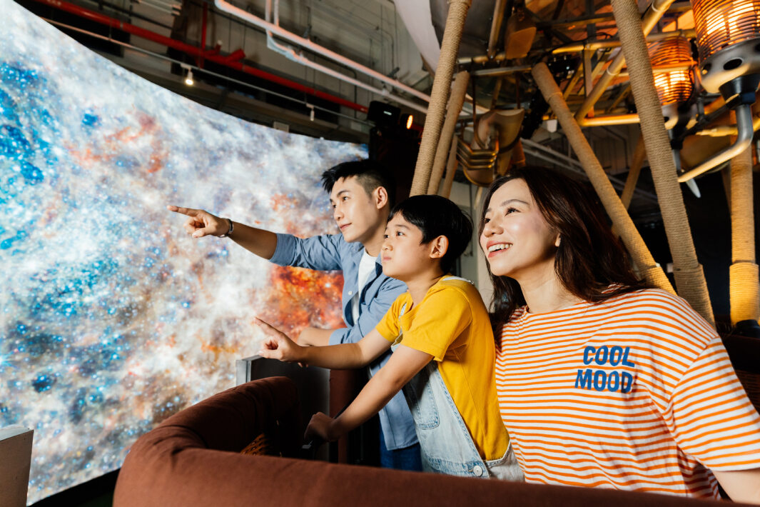 友達打造全台最大寬6公尺、高4公尺、唯一搭載LED弧形拼接顯示屏的動感飛行船，讓乘客駐足在熱氣球上，享受身歷其境的偽出國旅遊樂趣