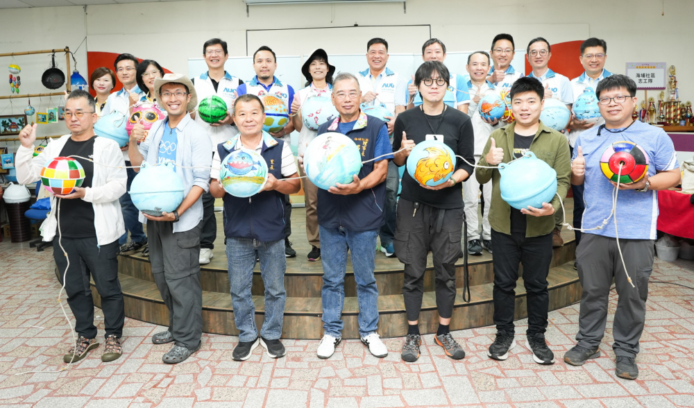 友達光電暨友達永續基金會董事長彭双浪與農業部林業及自然保育署新竹分署夏分署長、供應商夥伴、在地鄰里協會、社企團體，以循環再生的海廢浮球倡議從源頭減廢，為地球移除塑膠垃圾，共同「手」護台灣美麗海岸