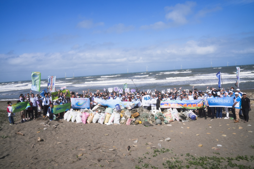 友達永續基金會召集企業志工、產官學和供應商夥伴，在苗栗後龍外埔魚港1340保安林海岸淨攤，齊心協力清除1.2公噸海洋廢棄物，以行動實踐對環境友善的承諾