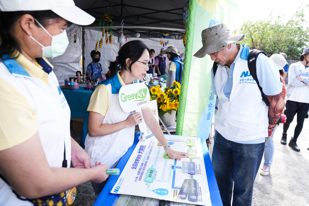 2023年友達永續基金會Ocean Party活動攜手社會企業及地方創生團體，策展食衣行等循環再生環教市集，及電動巴士接駁等低碳活動設計，打造減塑低碳的永續淨灘活動
