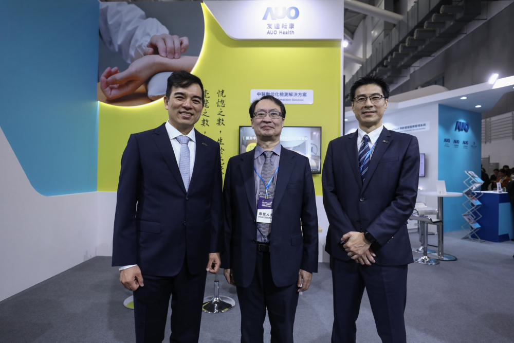 首次於醫療科技展亮相的友達耘康，捐贈數位化檢測設備與研究經費，協助衛福部國家中醫藥研究所打造中醫大數據資料庫。圖由左至右為友達光電執行長暨總經理柯富仁、衛福部國家中醫藥研究所所長蘇奕彰、友達光電智慧醫療事業群總經理廖世宏