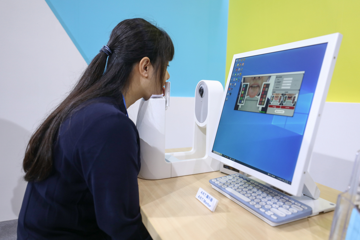 友達耘康延伸友達卓越的感測技術及色彩管理專長，研發出舌象擷取系統，可提供數據化、影像化的檢測結果，輔助醫師與專業醫事人員做為臨床研究、檢測結果評估與檢測紀錄的留存