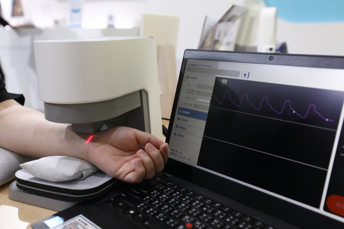 友達耘康脈象檢測系統透過電腦精準控制升降系統，還原中醫師三指把脈過程的舉、按、尋手法，將脈象感受轉化成數據，實現智慧醫療及準確性