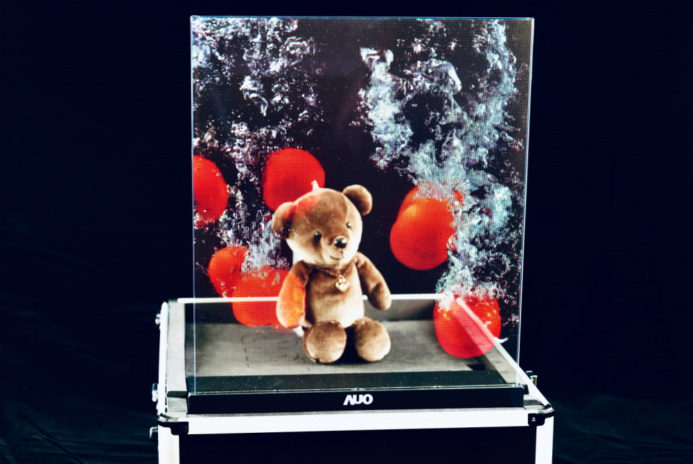 友達以次世代Micro LED顯示技術打造之透明顯示器，具備高穿透、低繞射、高亮度、可拼接之特性，可廣泛應用於智慧移動、零售、育樂和醫療等多元場域