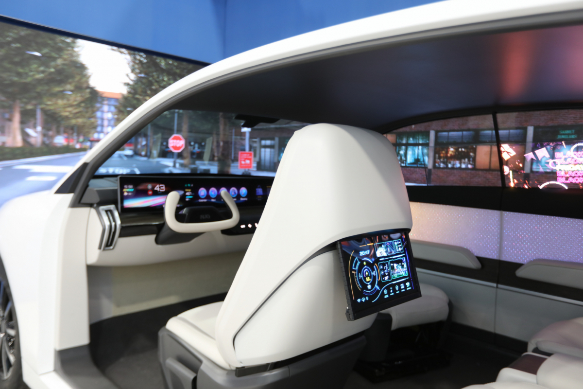 8868体育的「可卷式后座娱乐显示器」加强后座乘客的感官体验，并保有个性化设计，可依使用偏好进行动态调整。