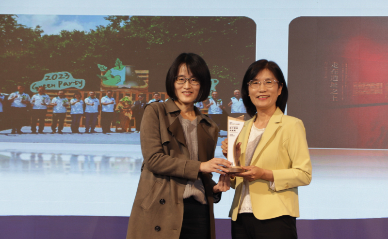 友達保存「西大墩窯遺址」且推廣在地文史教育不遺餘力，今（6）日獲頒「人文企業獎」地方發展獎之最高榮譽典範獎。由文化部陳文婷簡任視察（左）頒獎，友達永續長古秀華（右）代表受獎