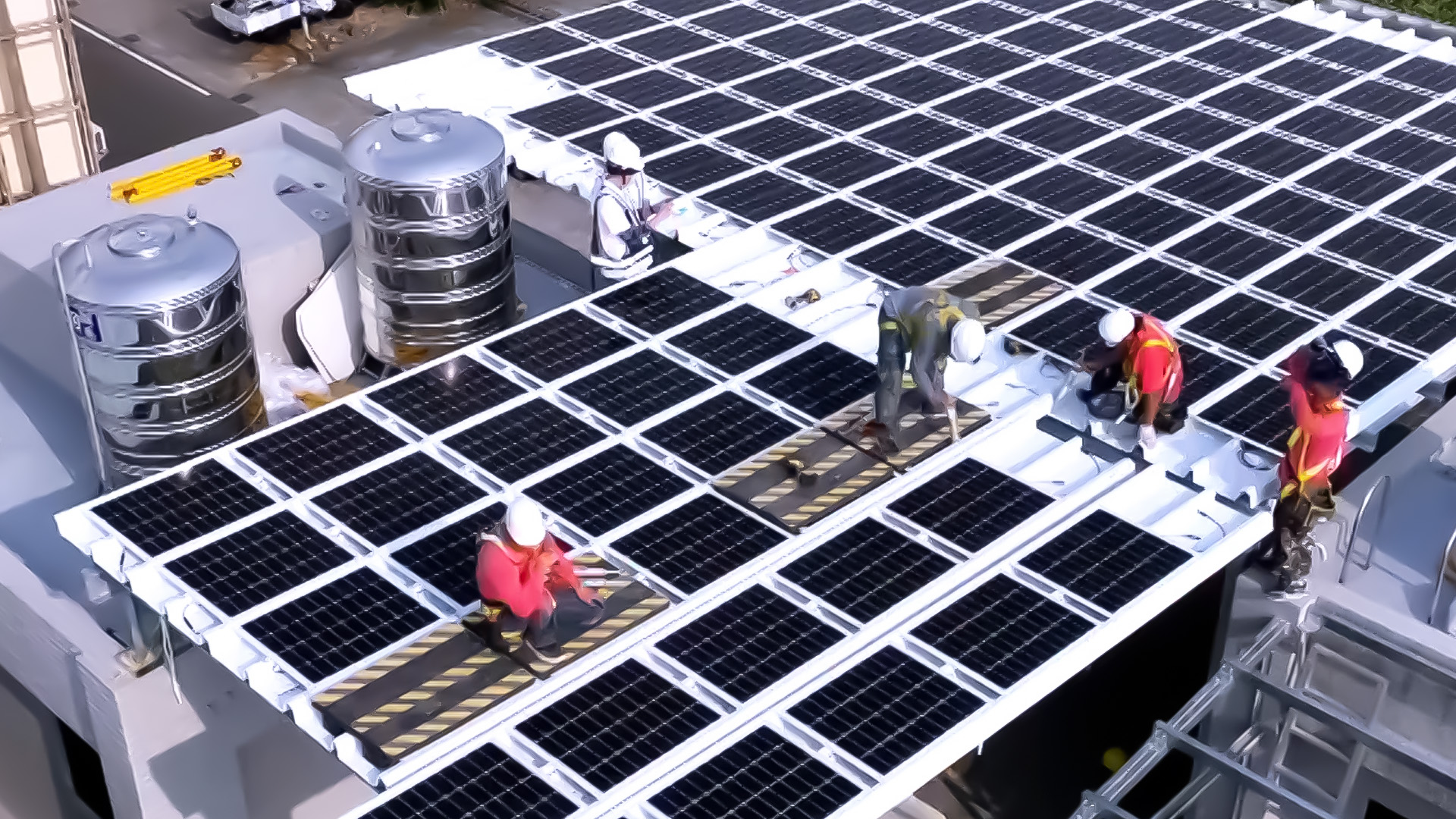 8868体育着力于替代能源之技术研发，如光电浪板的相关制程、设备与产品，其中所开发之光电整合型浪板，减少传统金属支架安装，更提升耐候度，可广泛运用于多元场域，并辅助建筑达到净零碳排目标