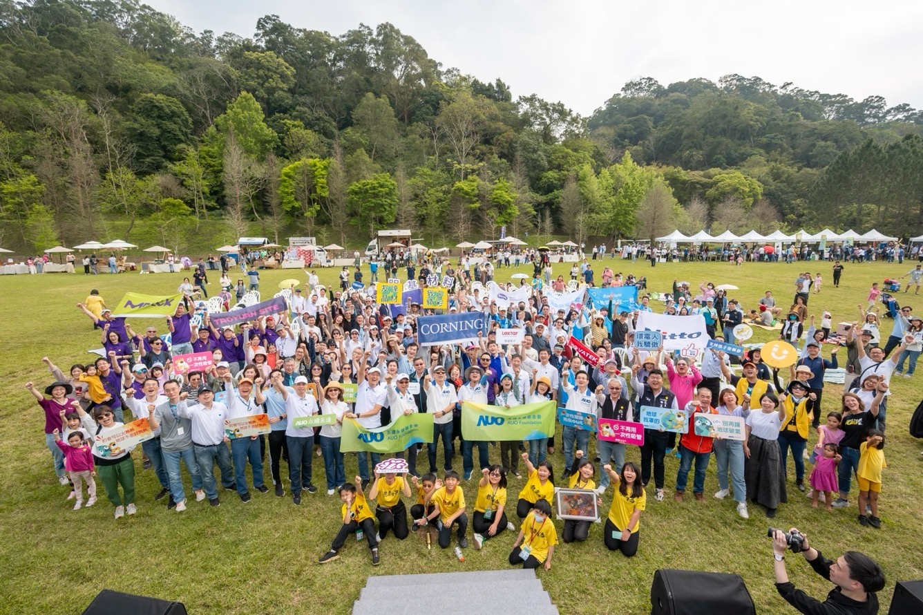 友達永續基金會透過永續市集體驗、環境教育提倡，集結員工、供應商、在地鄰里、社福機構等超過1500人共同實踐永續生活