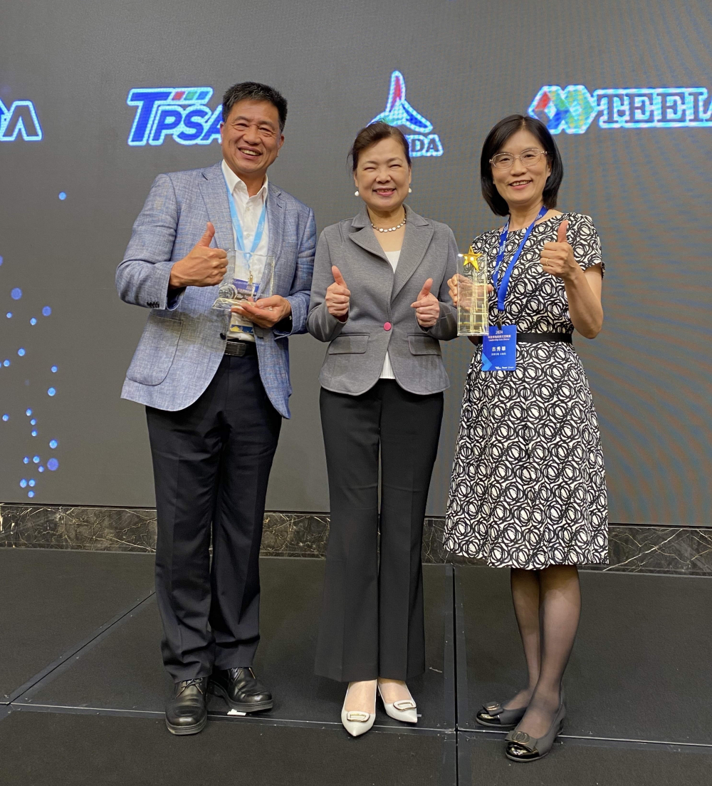友達致力推動永續發展，於Touch Taiwan2024以3R策略貫穿Display、ESG展位實現綠色展覽目標之成果，Display展位獲綠色裝潢設計鑽質獎最高榮譽，ESG同獲金質獎殊榮。由經濟部長王美花（中）親自頒予友達光電董事長彭双浪（左）、友達光電永續長古秀華（右）