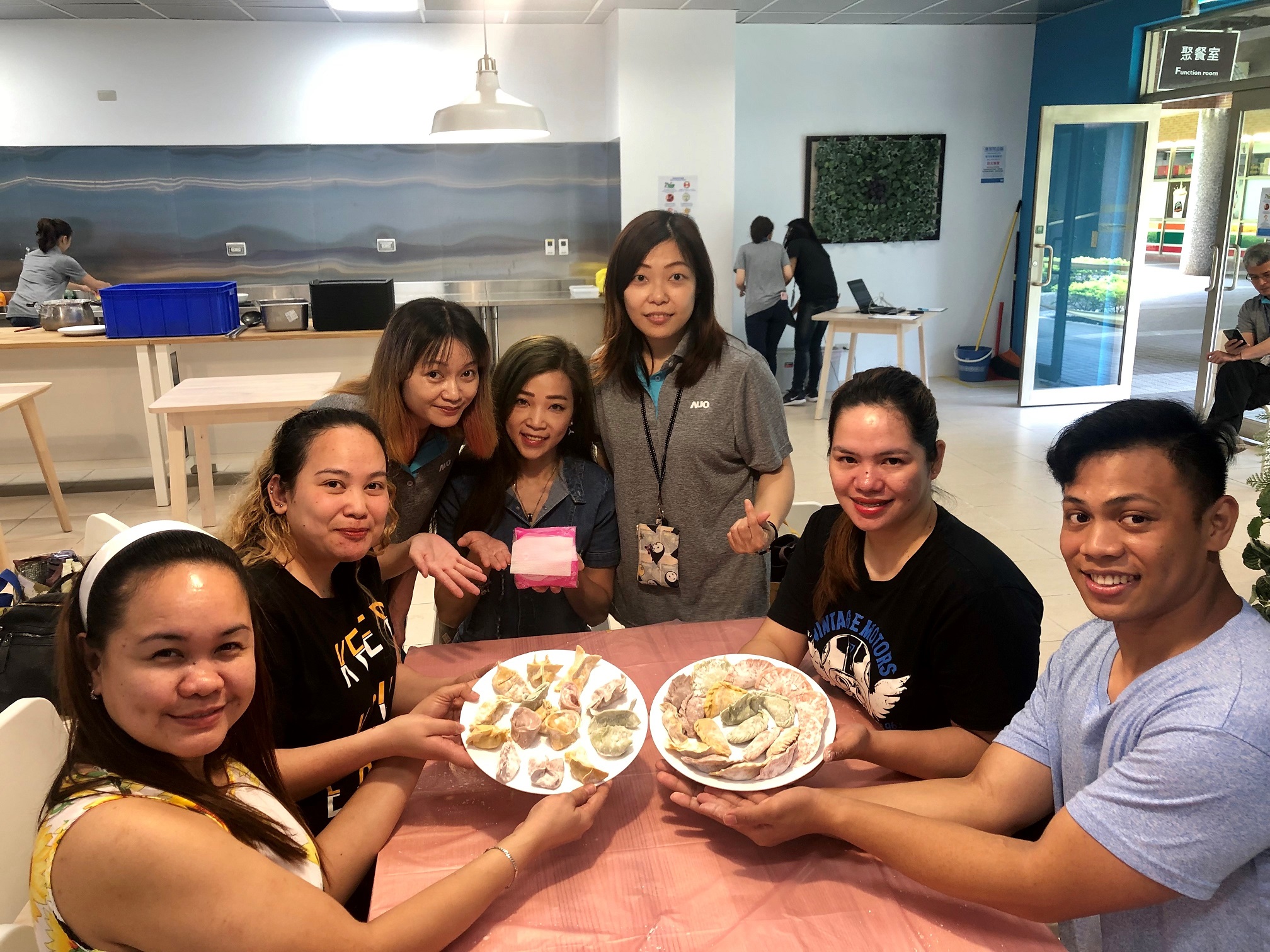 友達將DEI理念貫徹到企業文化和實踐，舉辦如台菲廚藝交流等活動，讓同仁了解彼此文化差異、培養情感