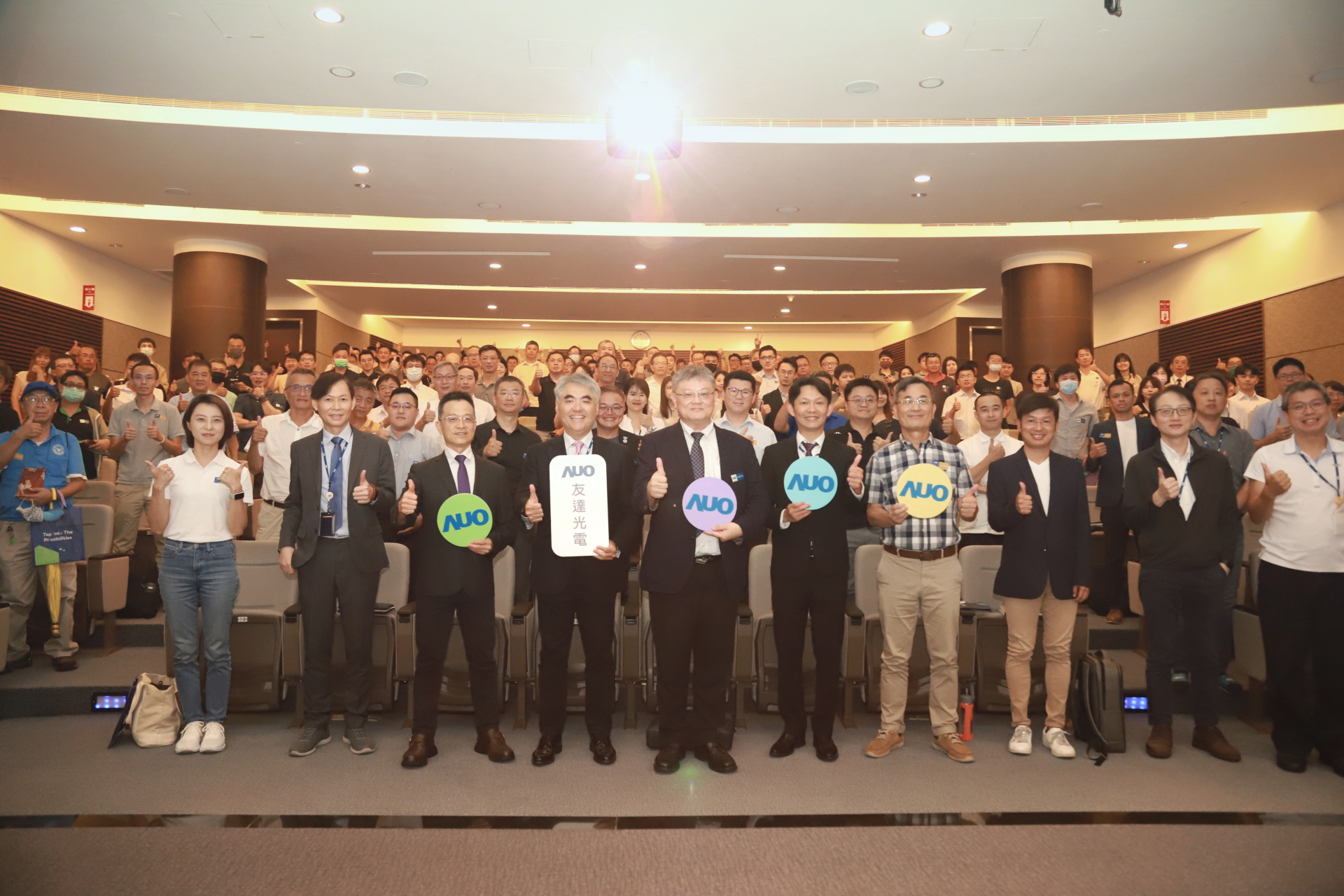 友達光電邀請領域專家共研再生能源發展、電力需求及建築物減碳等議題進行交流，盼共擘綠色永續生態圈的嶄新契機。