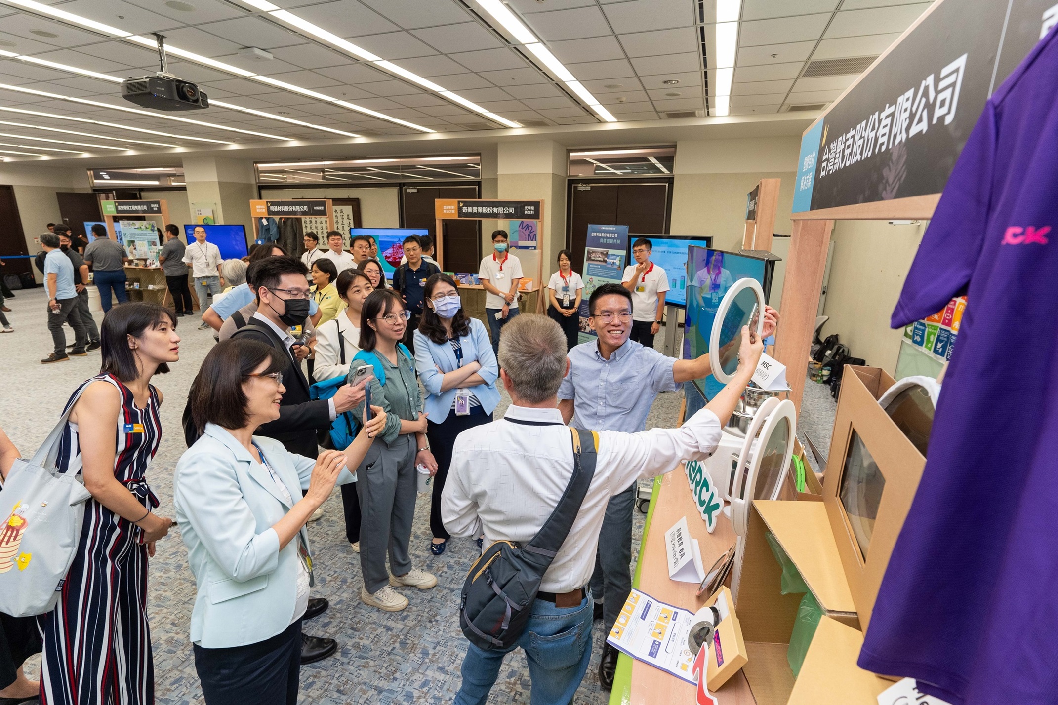 8868体育连手产业伙伴策划首届生态圈联展，展示如何将废塑料循环再利用，创新解决方案包括：塑料包材再生与循环使用、再生塑料研发及应用、废塑料回收再生技术、减塑生活提案等