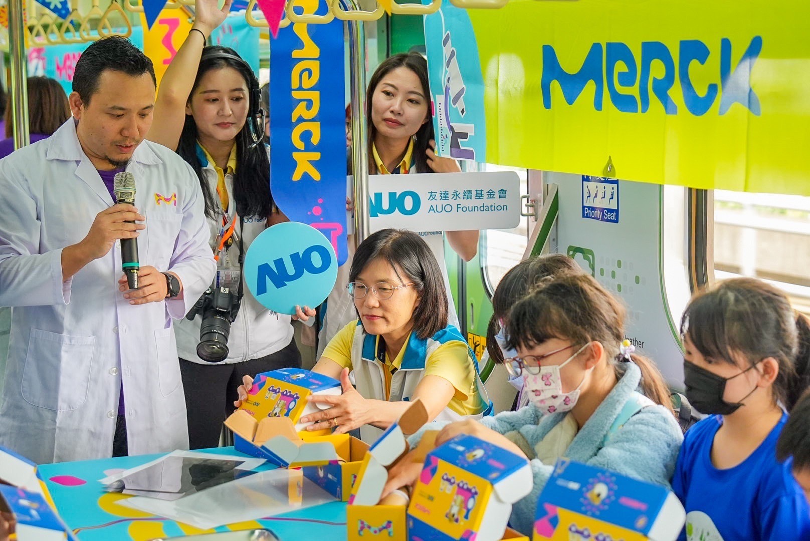 友達以光電、再生能源、水資源三大核心，設計「再生能源和循環經濟」多元永續教育主題，並攜手供應鏈夥伴默克開發創意科學教材及實作體驗，期讓永續素養透過科學探索向下扎根