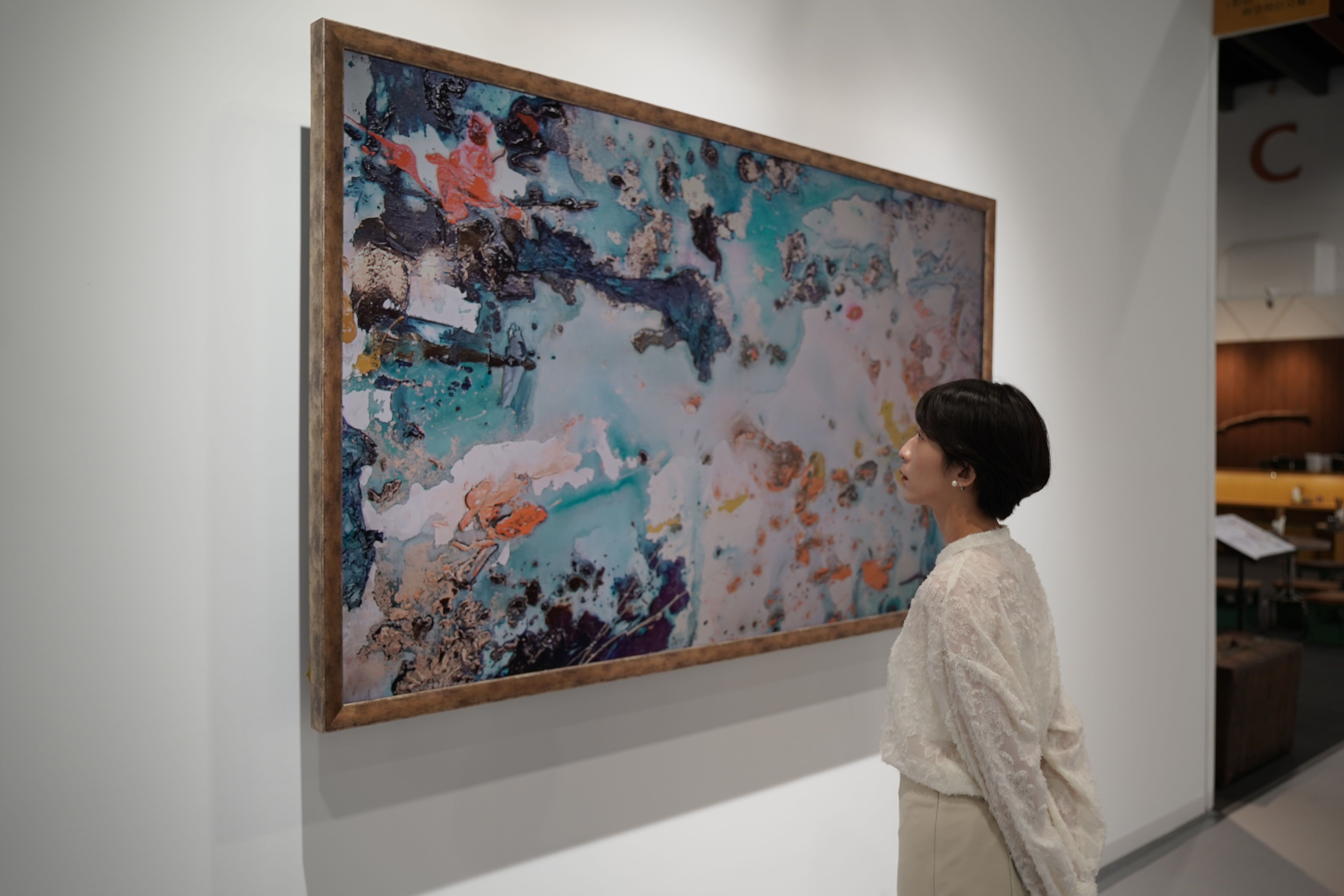 友達FindARTs以獨步全球的A.R.T.先進抗反光技術，提供極致可鑑賞藝術作品細節的柔和介面，搭配國際博物館級認證的色彩還原演算法，重現藝術家創作的真跡色彩和材質肌理，讓虛擬作品在現實中生動展現