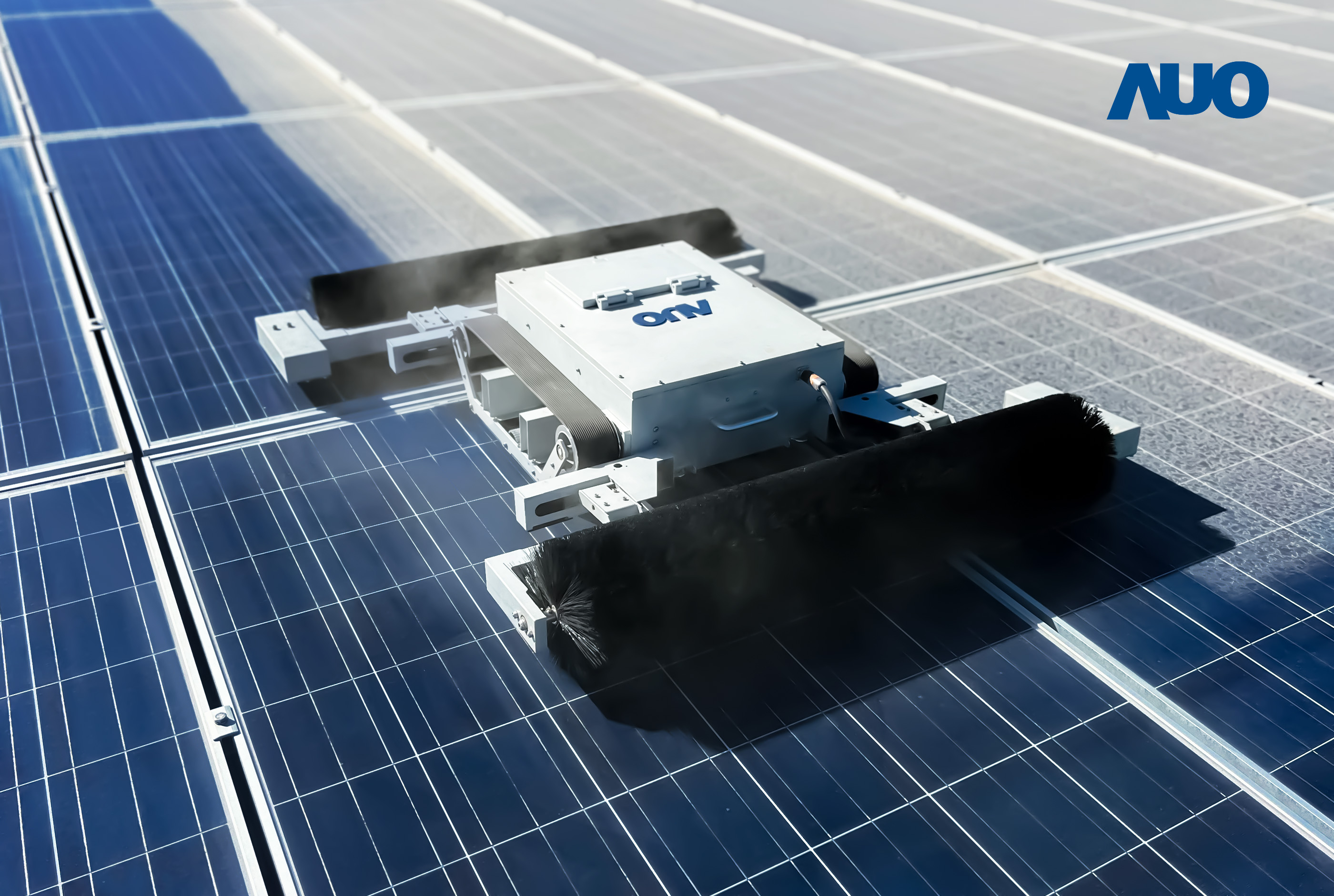 友達「太陽能模組清潔機器人SunCleanBots」，具輕量化、智慧化與高效率優勢，搭載全自動導航清潔模式，已應用於多個太陽能電廠場域，大幅提升太陽能模組使用壽命與效能並降低人力成本，獲台灣精品銀質獎