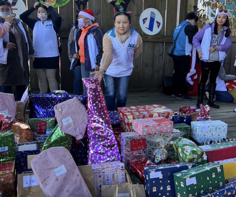 友達永續基金會「圓夢列車」年年迴響熱烈，認捐同仁精心挑選禮物、巧手包裝，整理成隊後，將祝福一一打包送出