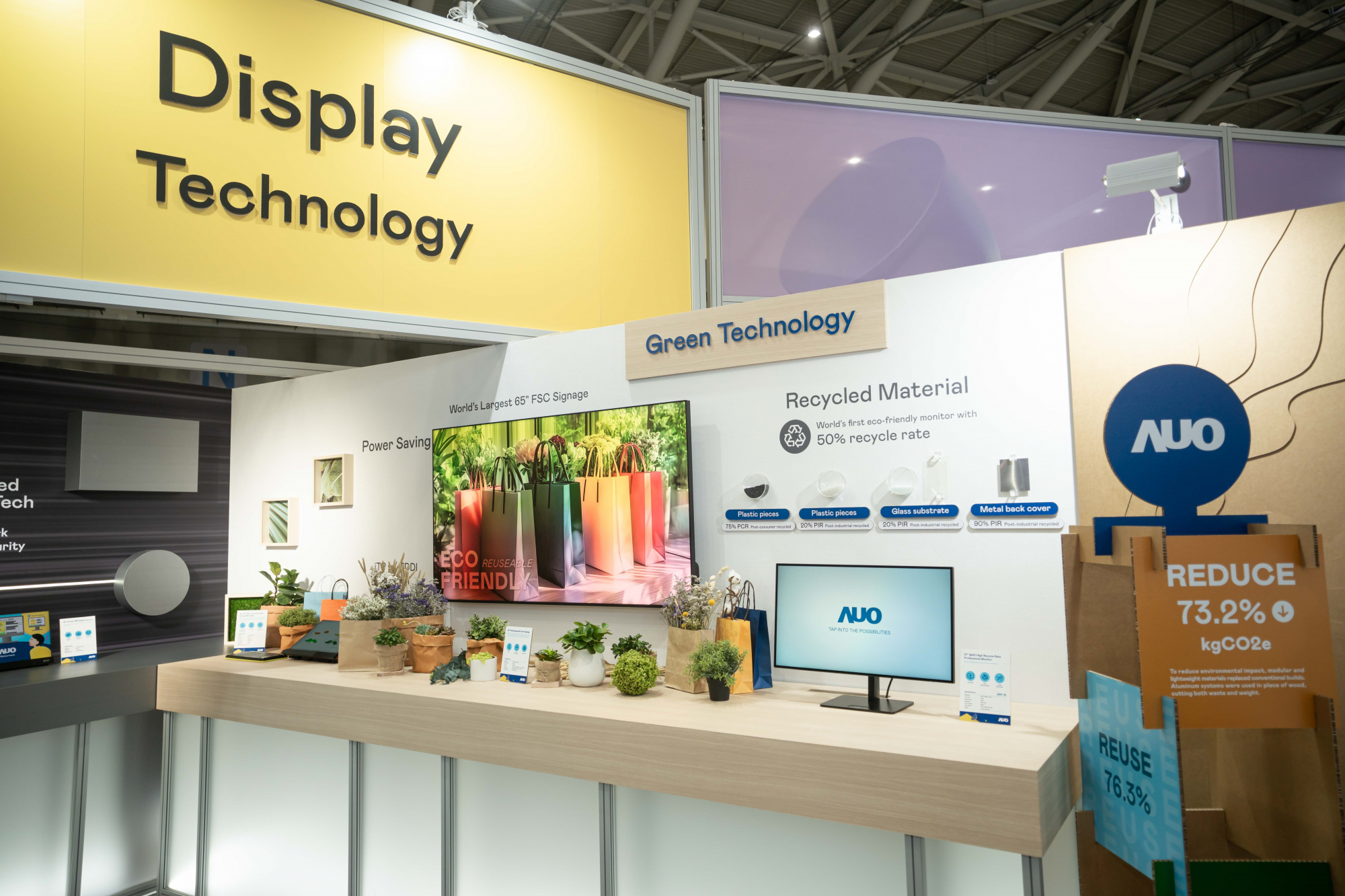 友達Touch Taiwan 2025雙展位再度獲etouch 綠色裝潢設計獎肯定；智慧顯示展位以鋁製模組系統取代傳統木作施作，並在相關裝潢物與設計使用可回收、可重複使用的材料，體現低碳與循環精神。