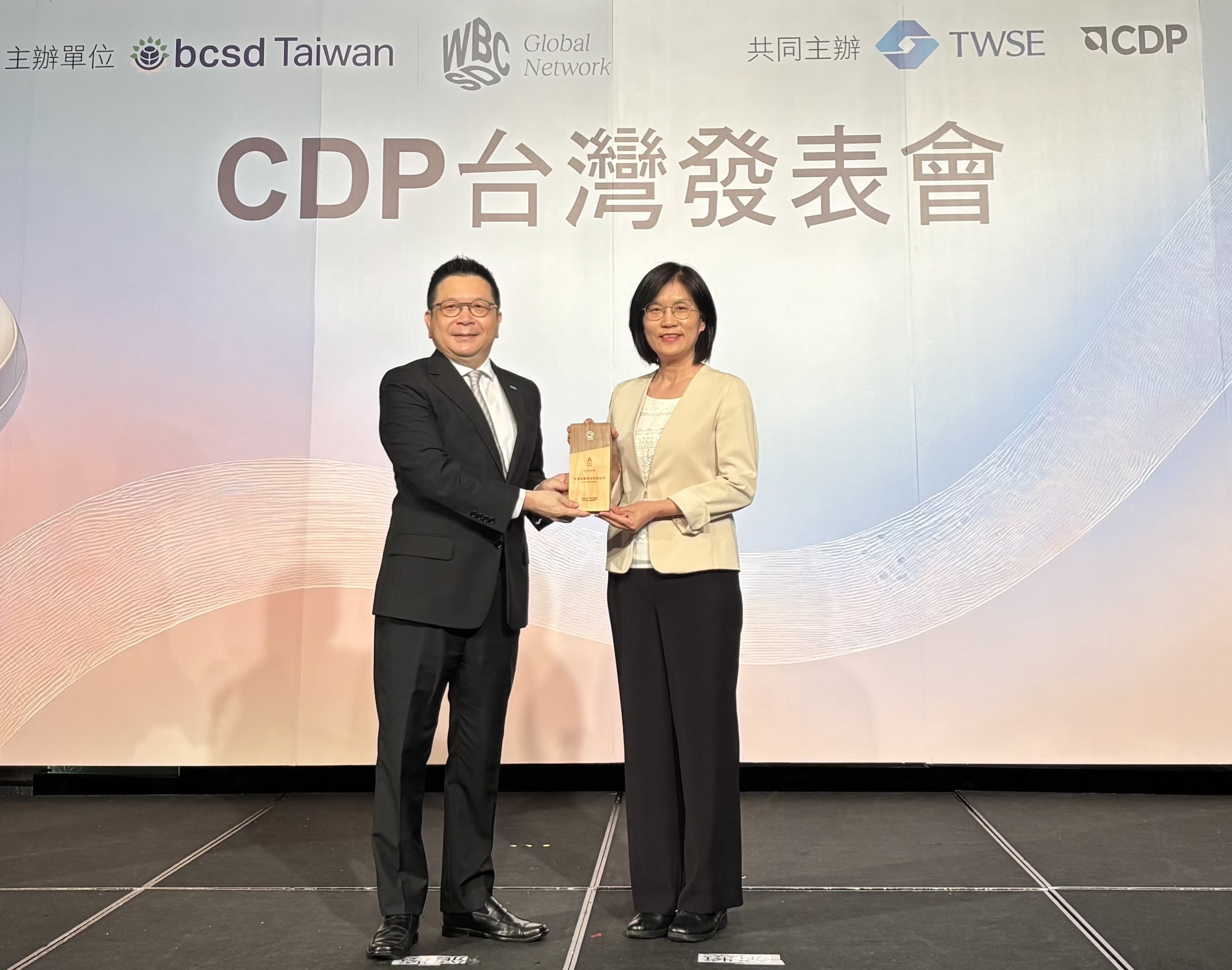 友達永續成果再獲國際評比肯定，獲頒CDP氣候與水資源雙項領導力評級。今由臺灣證券交易所董事長林修銘（左）頒獎，友達光電永續長古秀華（右）代表受獎