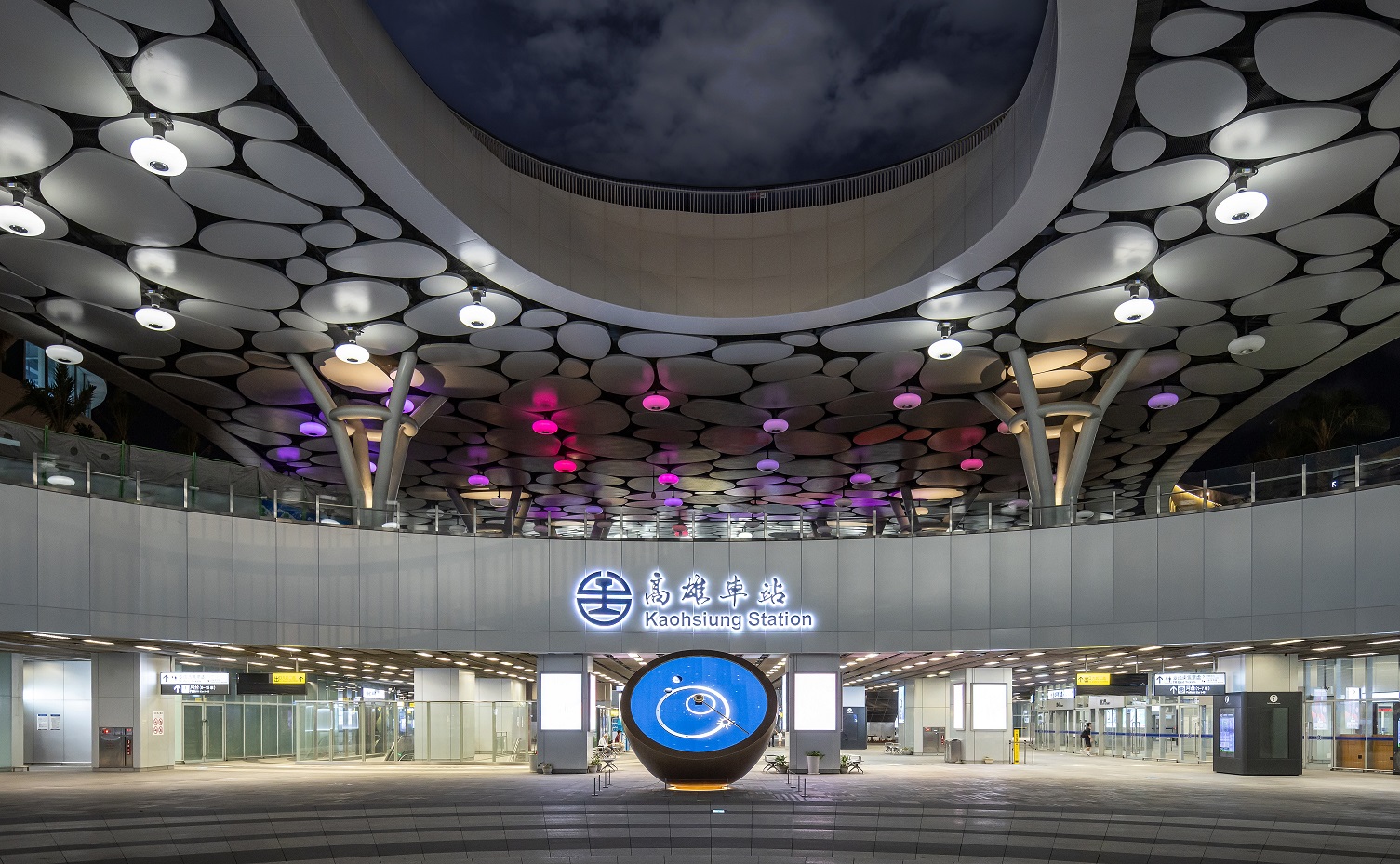 創利空間參與《高雄車站共感空間》公共藝術計畫，擔任視覺科技整合夥伴。於「看時間」天文鐘作品中提供技術指導，整合圓形LED鐘面與鐘體結構，在時間、天象星盤與空間氛圍間生動展演