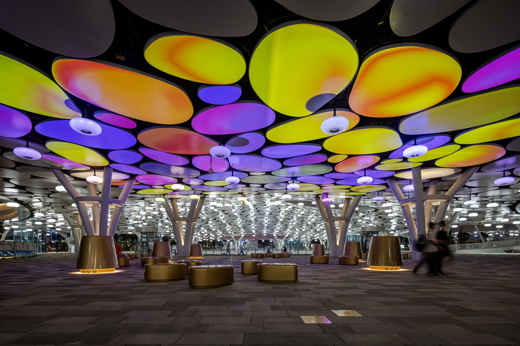 於「染色彩」作品中，創利空間協助藝術團隊將高雄車站天棚2700片鋁製雲朵染上繽紛色彩，從設備設定、光影軟體串接到現場調校，確保光線準確落在雲朵表面，展現層次與意境