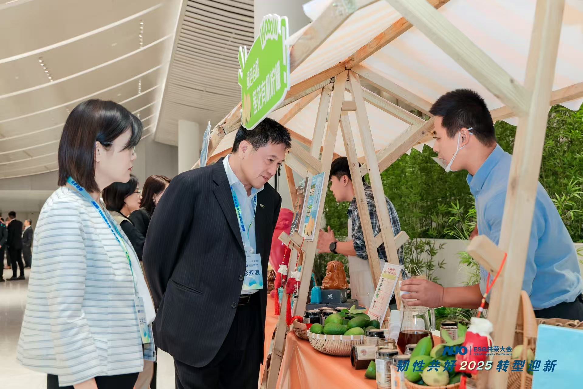 8868体育大会设置ESG互动展区，携手ADT、华展工业等供应链伙伴与社会企业，集中呈现绿色产品、循环成果与社区共融实践，通过可观可感的沉浸式体验，构建从技术到文化的立体永续价值链，获得与会嘉宾广泛好评。