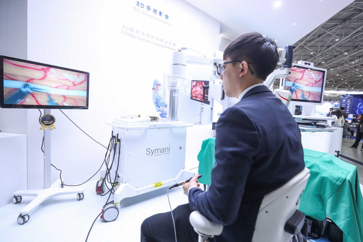 達擎推出「3D顯微手術影像解決方案」，將3D影像技術從腹腔內視鏡手術延伸至神經、血管、淋巴等高難度顯微手術，提供超清晰立體視野，協助醫療團隊在複雜手術中完成精準細膩操作。