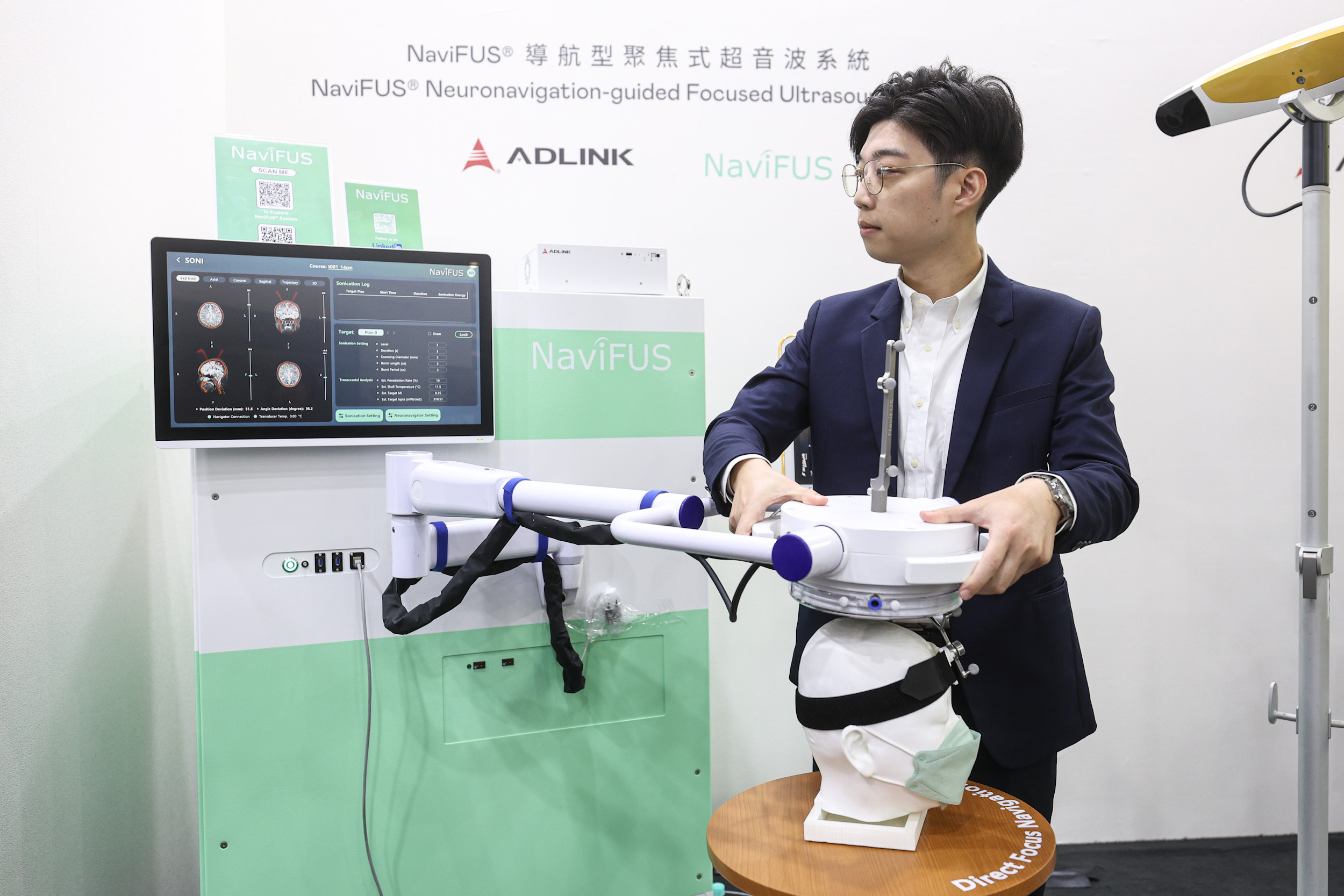 達擎攜手凌華科技與浩宇生醫合作的「NaviFUS&reg; 導航型聚焦式超音波系統」，以凌華醫療級邊緣運算平台為核心，結合光學導航與穿顱超音波技術，非侵入性將能量精準聚焦腦內病灶，可暫時開啟血腦屏障，提升藥物遞送與治療效果。