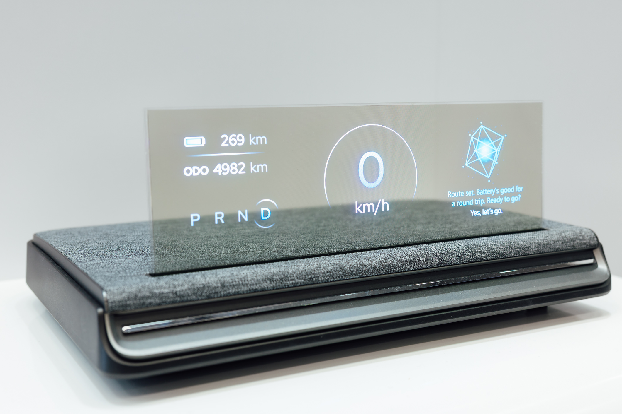 全球首款Aero Module透明Micro LED显示器模块外观轻盈通透，可与数字内容完美融合，提供动态显示、先进控制、个人化沉浸感受。